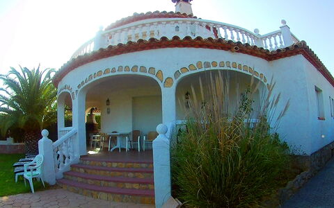 Villa Marisol: Pflanze, Himmel, Gebäude, Schatten, Treppe, Grundeigentum, Haus, Fassade, Arecales, Landschaft