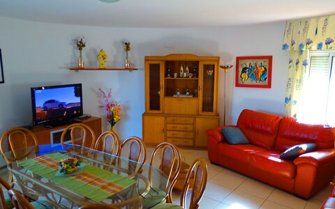 Villa Marisol: Möbel, Tabelle, Eigentum, Bilderrahmen, Gebäude, Couch, Blau, Haus, Interior Design, Orange