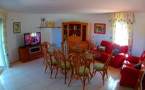 Villa Marisol: Möbel, Bilderrahmen, Stuhl, Tabelle, Holz, Interior Design, Fussboden, Wohnzimmer, Flooring, Fenster