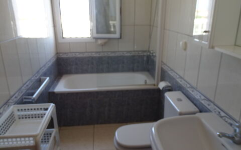 Villa Marisol: Badewanne, Armatur, Fenster, Sinken, Badezimmer, Zapfhahn, Interior Design, Fussboden, Gebäude