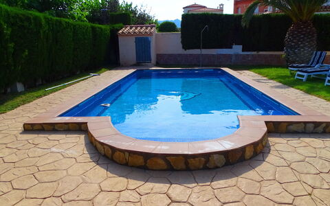 Villa Marisol: Wasser, Pflanze, Schwimmbad, Azurblau, Rechteck, Baum, Gewässer, Freizeit, Verbundwerkstoff, Gartenmöbel