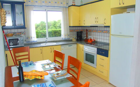 Villa Marisol: Cabinetry, Eigentum, Spüle, Fenster, Möbel, Countertop, Zapfhahn, Sinken, Küche, Küchengerät
