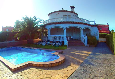 Villa Marisol: Wasser, Himmel, Eigentum, Pflanze, Azurblau, Schwimmbad, Beleuchtung, Freizeit, Landschaft, Baum