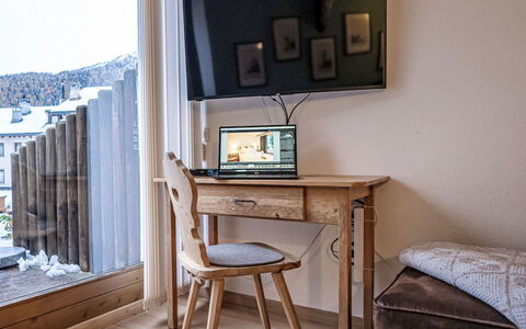 Chesa Narcissa F4: Möbel, Elektronisches Gerät, Interior Design, Zimmer, Fernsehen, Computertisch, Fernsehgerät, Stuhl