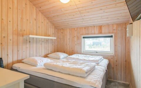 Birger - 500M from the Sea: Holz, Schlafzimmer, Bett, Bettdecke, Bedding, Decke, Bettrahmen, Hartholz, Holzbeize, Planke