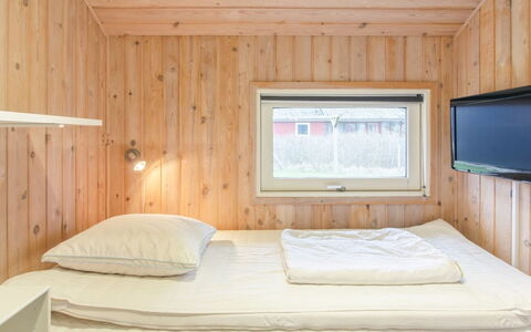 Birger - 500M from the Sea: Schlafzimmer, Holz, Interior Design, Bett, Decke, Bettdecke, Flooring, Fussboden, Bedding, Beleuchtung
