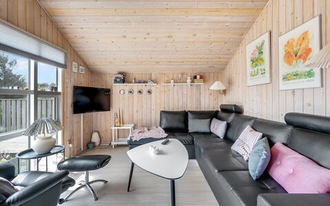 Birger - 500M from the Sea: Holz, Interior Design, Decke, Möbel, Zuhause, Wohnzimmer, Zimmer, Light Fixture, Couch, Holzboden