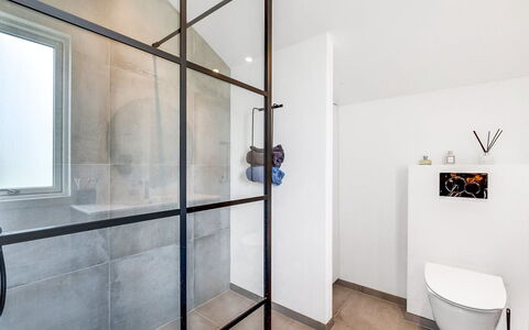 Birger - 500M from the Sea: Wand, Flooring, Interior Design, Fussboden, Armatur, Decke, Badezimmer, Zimmer, Installation, Wohnung
