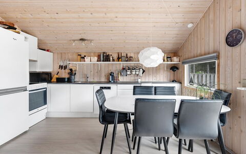 Birger - 500M from the Sea: Möbel, Holz, Interior Design, Decke, Küche, Light Fixture, Küche & Esszimmer Tisch, Flooring, Zuhause, Beleuchtung
