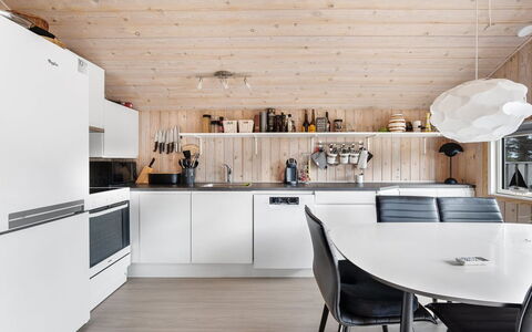 Birger - 500M from the Sea: Küche, Möbel, Countertop, Interior Design, Küchengerät, Flooring, Light Fixture, Holz, Decke, Major Appliance