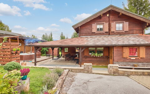 Pod Liščím Kopcem 4+4: Gebäude, Holz, Dach, Haus, Zuhause, Hütte, Strauch, Tür, Garten