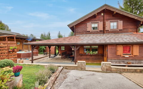 Pod Liščím Kopcem 4+4: Gebäude, Holz, Dach, Haus, Zuhause, Hütte, Wohngebiet, Tür, Garten