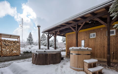 Pod Liščím Kopcem 4+4: Gebäude, Himmel, Eigentum, Wolke, Schnee, Holz, Haus, Baum, Hütte, Landschaft