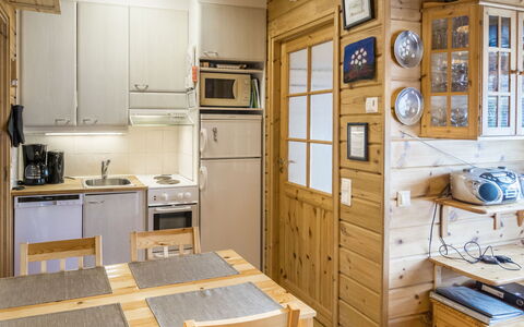 Kuksatie 8 B: Holz, Möbel, Interior Design, Flooring, Fussboden, Zimmer, Decke, Küche, Cabinetry, Zuhause