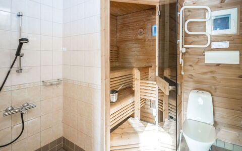 Kuksatie 8 B: Holz, Flooring, Fussboden, Interior Design, Decke, Armatur, Verbundwerkstoff, Zimmer, Installation, Holzbeize