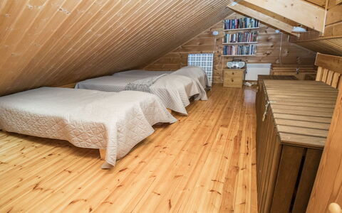 Kuksatie 8 B: Fussboden, Flooring, Holz, Holzboden, Decke, Interior Design, Möbel, Dachboden, Zimmer, Hartholz