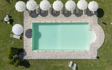 Podere Marcigliana - Radicondoli: Eigentum, Wasser, Rechteck, Gras, Freizeit, Flooring, Urban Design, Rasen, Landschaft, Strauch