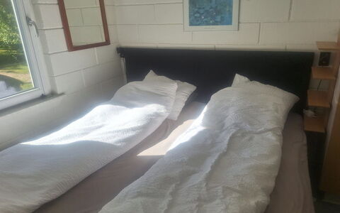 Pia - 250M to the Fjord: Holz, Schlafzimmer, Bett, Fussboden, Bedding, Flooring, Linens, Möbel, Bettdecke, Bettrahmen