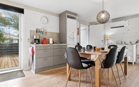 Pia - 250M to the Fjord: Flooring, Möbel, Interior Design, Holz, Fussboden, Decke, Küche, Holzboden, Countertop, Küche & Esszimmer Tisch