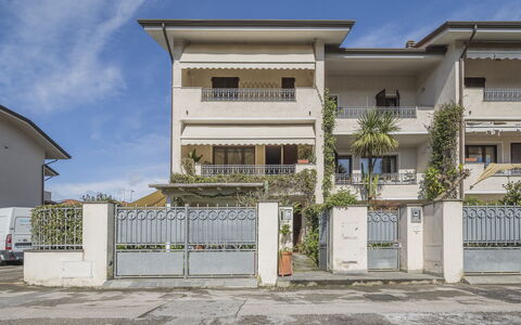 La Bouganville, Forte Dei Marmi, Private Garden, W: Wohngebiet, Nachbarschaft, Wohnung, Zuhause, Menschliche Siedlung, Urban Design, Balkon, Vorort, Eigentumswohnung, Auffahrt
