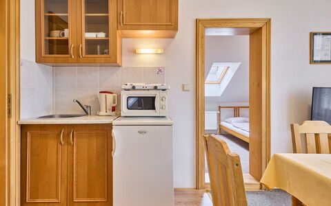 Janské Lázně 1: Cabinetry, Möbel, Countertop, Gebäude, Küchengerät, Holz, Küche, Interior Design, Haushaltsgerät, Stuhl