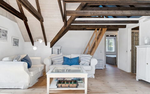 Emanuela - 800M from the Sea: Flooring, Interior Design, Holz, Möbel, Decke, Fussboden, Holzboden, Wohnzimmer, Zimmer, Couch