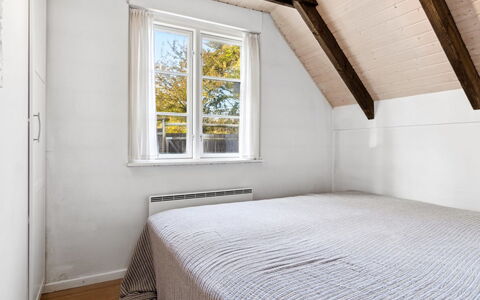 Emanuela - 800M from the Sea: Wand, Holz, Flooring, Fussboden, Schlafzimmer, Decke, Interior Design, Bett, Zuhause, Wohnung