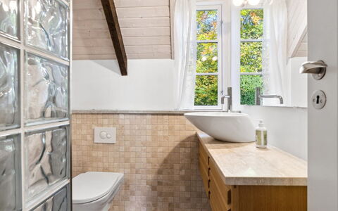 Emanuela - 800M from the Sea: Flooring, Wand, Interior Design, Fussboden, Armatur, Badezimmer, Installation, Zuhause, Fliese, Decke