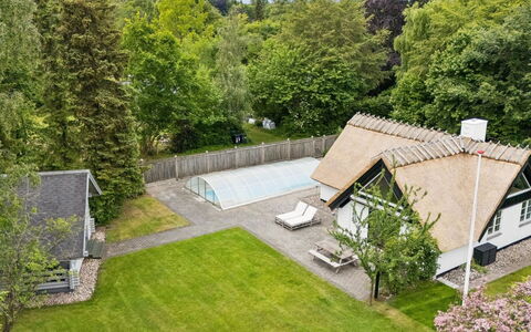 Emanuela - 800M from the Sea: Haus, Dach, Zuhause, Grundstueck, Hütte, Garten, Rasen, Estate, Landscaping, Schatten