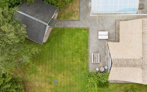 Emanuela - 800M from the Sea: Gras, Strauch, Grundstueck, Garten, Dach, Ground, Rasen, Hütte, Landscaping, Hinterhof