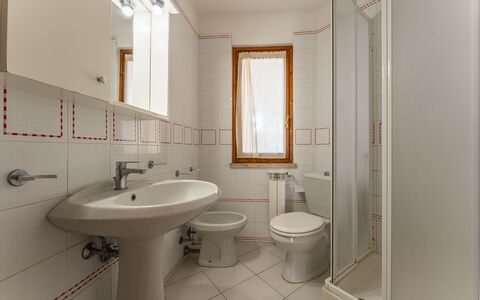 Argentario Giannella Apartment- Orbetello, Toscana: Zapfhahn, Armatur, Sinken, Bad Sink, Eigentum, Spiegel, Badezimmer, Lila, Gebäude