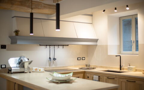 Villa Luana: Cabinetry, Spüle, Countertop, Gebäude, Fenster, Sinken, Tabelle, Küche, Holz, Interior Design