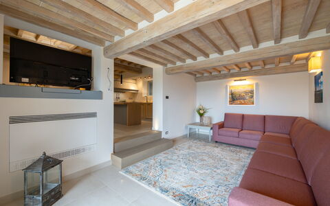 Villa Luana: Eigentum, Couch, Komfort, Wohnzimmer, Die Architektur, Holz, Interior Design, Flooring, Fussboden, Wand