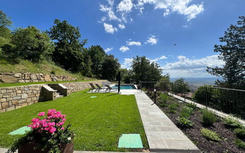 Villa Luana: Garten, Rasen, Landscaping, Schwimmbad, Hinterhof, Schatten, Garten, Flagstone, Park, Walkway