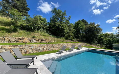 Villa Luana: Schwimmbad, Garten, Landscaping, Schatten, Gartenmöbel, Flagstone, Hinterhof, Water Feature, Sonnenliege