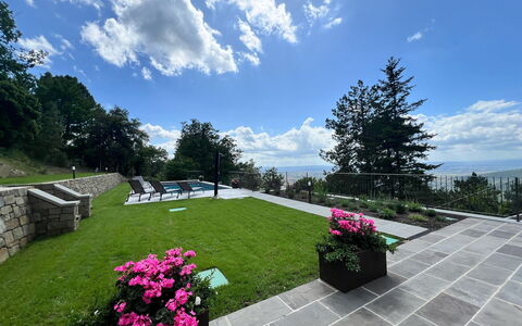Villa Luana: Strauch, Garten, Ground, Rasen, Flagstone, Landscaping, Walkway, Garten, Schatten, Park