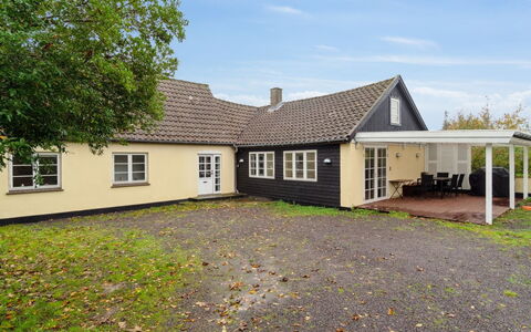 Edele - 3.8Km from the Sea: Dach, Zuhause, Tür, Hütte, Schatten, Abstellgleis, Garten, Estate, Hinterhof