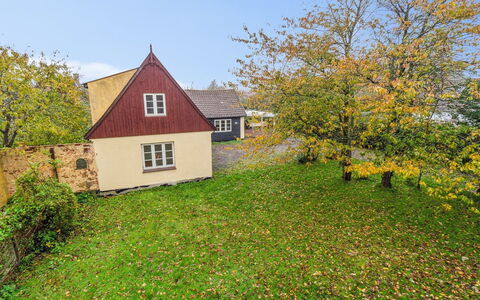 Edele - 3.8Km from the Sea: Dach, Zuhause, Tür, Hütte, Schatten, Abstellgleis, Garten, Estate, Hinterhof