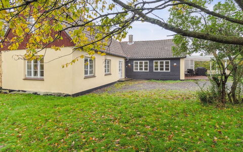 Edele - 3.8Km from the Sea: Dach, Zuhause, Tür, Hütte, Schatten, Abstellgleis, Garten, Estate, Hinterhof