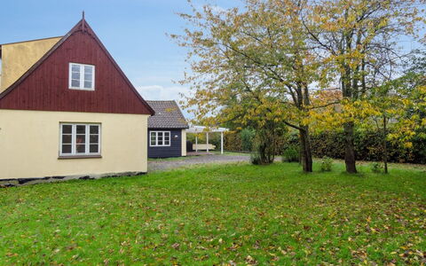 Edele - 3.8Km from the Sea: Dach, Zuhause, Tür, Hütte, Schatten, Abstellgleis, Garten, Estate, Hinterhof