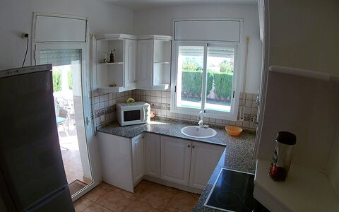 Villa Laura: Cabinetry, Spüle, Countertop, Fenster, Sinken, Küchengerät, Küche, Herd, Interior Design, Haushaltsgerät