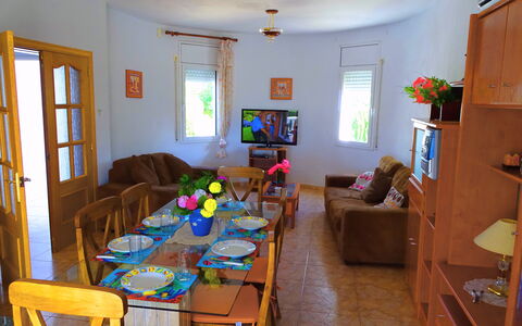 Villa Laura: Eigentum, Möbel, Couch, Tabelle, Fenster, Bilderrahmen, Azurblau, Interior Design, Holz, Wohnzimmer