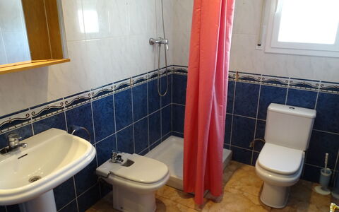 Villa Laura: Eigentum, Armatur, Blau, Lila, Badezimmer, Zapfhahn, Schwarz, Sinken, Bad Sink