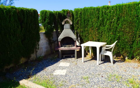 Villa Laura: Pflanze, Pflanzengemeinschaft, Grün, Himmel, Tabelle, Gartenmöbel, Außenbank, Vegetation, Natürliche Landschaft, Landschaft