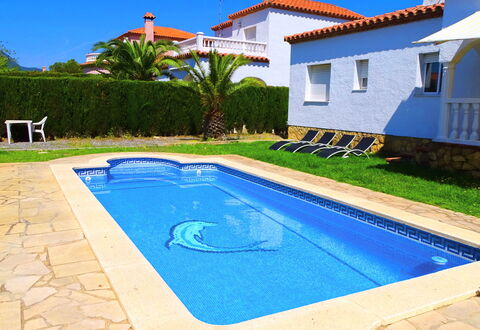 Villa Laura: Wasser, Gebäude, Pflanze, Eigentum, Schwimmbad, Azurblau, Blau, Himmel, Fenster, Schatten