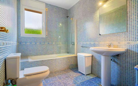 Villa Manuela: Sinken, Eigentum, Armatur, Badewanne, Lila, Zapfhahn, Azurblau, Badezimmer, Fenster, Interior Design