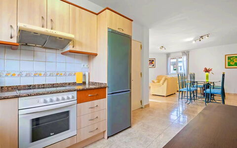 Villa Manuela: Cabinetry, Möbel, Eigentum, Countertop, Gebäude, Küchengerät, Küche, Herd, Schublade, Holz