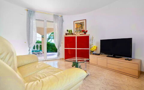 Villa Manuela: Möbel, Eigentum, Couch, Komfort, Interior Design, Pflanze, Fernsehen, Wohnzimmer, Gelb, Holz