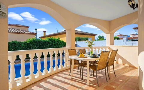 Villa Manuela: Tabelle, Möbel, Eigentum, Wolke, Himmel, Stuhl, Gebäude, Azurblau, Gartenmöbel, Holz
