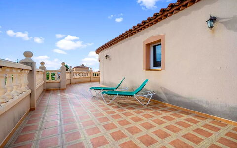 Villa Manuela: Wolke, Himmel, Azurblau, Holz, Gartenmöbel, Gebäude, Linie, Freizeit, Flooring, Wand
